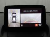 狭い場所での駐車やすれ違いなどでより的確な運転操作に役立つ360&deg;ビューモニターが装備されています。