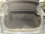 ラゲッジルーム内の凹凸をなくす事でスッキリした広がりを造りだし、荷物がスムーズに出し入れできる気持ちよさ、使い易さを実現!