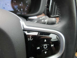車両の多くの機能を直観的にコントロールでき、ステアリングホイールから手を離す必要がありません。右側ステアリングホイール内蔵リモコンを使用でオーディオシステム、トリップコンピューターを操作できます。