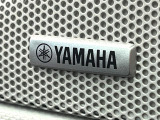 【YAMAHAサウンドシステム】メーカーオプションの高品位サウンドシステムを搭載。専用のチューニングが施された大小様々なスピーカーから良質なサウンドが奏でられ、臨場感あふれる音響空間を演出します。