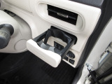 運転席と助手席にはドリンクホルダーがあります。取りやすい位置にありますからドライブも楽しくなりますね!