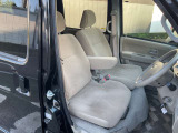 運転席も広々、ドライブも楽しめますね♪実際お座りいただきたいと思います。お気軽にご来店ください!