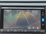 ガイドライン付きバックカメラを装備しているので、慣れない場所での車庫入れも安心です。