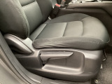 運転席にはドライバーの体型や好みに応じて前後方向だけでなく、高さの調整ができるシートリフターを装備!