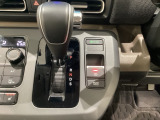 CVT車のセレクトレバーです。低速から高速まで、変速ショックのないスムーズな走りと、エンジン効率のよい領域を維持して燃費にも貢献します。サイドブレーキはスイッチ操作の電子制御パーキングブレーキです。