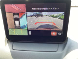 【360&deg;ビューモニター】  とても分かりやすい、クルマの上から見下ろしたような映像で、駐車サポートをしてくれます。