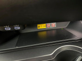 【ワイヤレス充電】車のワイヤレス充電は、スマートフォンを充電パッドに置くだけで簡単に充電できる便利な機能です。ケーブルが不要なので車内がすっきりし、運転中でも安全に使えます。
