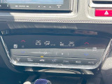 【左右独立型フルオートエアコン】運転席と助手席でそれぞれお好みの温度に設定可能。同乗者にも配慮した、快適な空調をお届け致します。