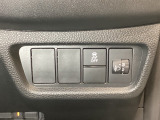 ハンドルの右側にはヘッドライトレベライザーとVSA(ABS+TCS+横滑り抑制)の解除スイッチがついています。ヘッドライトレベライザーは道路状況や積荷の加重に応じてライトの高さを調節できます。