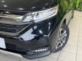 【LEDヘッドライト】悪天候や夜間走行時も良好な視界を確保し安心して運転できる高輝度LEDヘッドライトを装備!点灯速度が早く、消費電力も抑えられています。