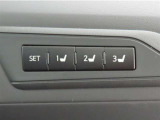 運転席は三人分のシートポジションを記憶します。