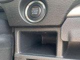運転席右側の写真です。プッシュ式スタートボタンの下にも収納スペースが付いています。
