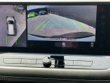 アラウンドビューモニターです。上空からお車の周りを見る感覚で表示されますので、車庫入れも簡単