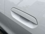 【デザインとの融合】BMWデザイナーが創り出したボディデザインを損なう事のない様に配置とデザインに拘っています。ドアノブについてもBMWの拘りに妥協はありません。