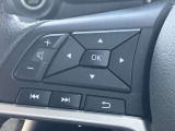 左側にオーデイオやナビのコントロールができるスイッチ、運転中は手を放さず手元で操作可能なんです!