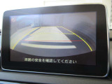 カラーで後方映像をモニターに映し出してくれるので、ショッピングモールのような狭い駐車場であったとしても障害物を見つけ、楽々駐車することができますね。