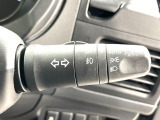 【オートライト】周りの明るさに応じて自動でヘッドライトの点灯・消灯ができる機能です!ライトの付け忘れ・消し忘れなどが無くなり、雨の日や夕方の走行も安心!トンネル通過時も便利ですね♪