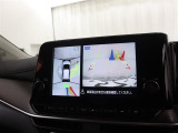 パノラミックビューモニター付きです。車両を上から見たような映像をディスプレイオーディオ画面に表示。運転席からの目視だけでは見にくい、車両周辺の状況をリアルタイムでしっかり確認できます。