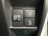 【LKAS】車線の中央付近を維持するようハンドル操作を支援する機能。車線をはみ出しそうな場合も警告音と共にハンドルが正常な位置に戻ろうとします。
