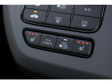 運転席と助手席に温度調整があるシートヒーターを装備しております。寒い朝はクルマに乗り込んですぐにシートヒーターを作動させれば温かさが広がり快適なドライブが始まります。