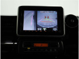 サイドビュー・車両に取り付けたフロント、サイド、バックカメラの映像を合成して画面上に表示させることで、低速時の運転を補助する装置です。