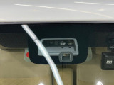 【衝突軽減装置】走行中に前方の車両等を認識し、衝突しそうな時は警報とブレーキで衝突回避と被害軽減をアシスト。より安全にドライブをお楽しみいただけます。