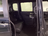 狭い駐車場でも、スライドドアならチャイルドシートへのお子さまの乗降や荷物の積載もスムーズ。