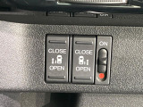 【両側パワースライドドア】スマートキーや運転席のスイッチで後席両側スライドドアの開閉が可能♪電動だから力を入れてドアを開ける必要が無く、小さなお子様でも簡単に開け閉めでき快適です♪