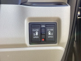 【電動スライドドア】両側に電動パワースライドドアがついております。ご年配の方や小さいお子さんの乗り降りも楽々ですね。万が一ドアに手を挟んでしまっても、挟み込み防止機構が付いて安心です。