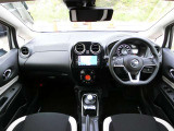 シンプルで見やすいデザイン、運転に集中できる快適な空間です。