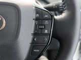 アダプティブクルーズコントロール機能付きです。走行中に先行車の様子を検知しながら、設定した車速の範囲内で先行車との距離のキープを支援します。詳細は販売店スタッフまでおたずねください。