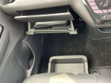 助手席シート下にもうれしい収納スペースを確保☆常備したいものの収納に便利です!
