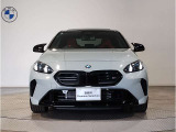 【BMWの伝統】BMWの特徴的な&ldquo;キドニーグリル&rdquo;は、80年以上続く伝統の形でございます。変わらないこだわりのデザインが、プレミアムブランド&ldquo;BMW&rdquo;を創り出します。