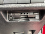 【ETC】有料道路を利用する際に料金所で停止することなく通過できる、ETC車載器(ノンストップ自動料金収受システム機器)が装備されています。セットアップを行うことで利用可能になります。