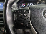 ステアリングには運転中でも簡単に操作できる各種スイッチついてます