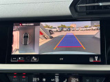 ●リアビューカメラ『入車経路を算出し、ガイドラインと補助線をディスプレイに表示します。同時にバンパーに内蔵のセンサーが障害物を感知し音で注意を促します。後方の死角も安心していただけます。』