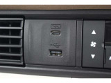 ドライブの時間を、スマートフォンの充電時間に。運転席からも助手席からも使いやすい位置に、急速充電対応タイプのUSBジャックを設けています。