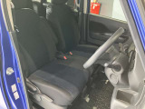 運転席、助手席です。座面も広くゆったりと座れてアームレストも付いているので重宝します。