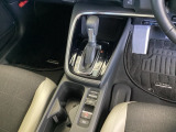シンプルでとても使いやすいフロアシフトに、パーキングブレーキは電子制御パーキングブレーキです。