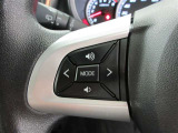 ステアリングスイッチ付き。前方から目を離すことなく操作することが可能なのでわき見運転の防止に!