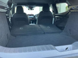 リアシートを倒せば、広い荷室を確保できます。