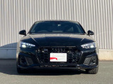 日本人デザイナーの発案によって2005年から採用されている、「シングルフレームグリル」。ひと目でAudiとわかる象徴的なデザインはAudiのブランドイメージを確立しています。