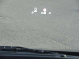 ヘッドアップディスプレイ付き 道路状況と運転に必要な情報を同時に確認することが出来ます。