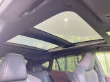 【調光パノラマルーフ】車内の解放感が一気に上がる大型パノラマルーフに調光機能がプラス!日差しが強い時、シェードを閉めなくてもガラスの透明度を調整することで心地よい明るさに♪