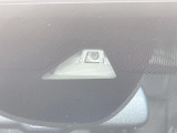 【ホンダセンシング】走行中に前方の車両等を認識し、衝突しそうな時は警報とブレーキで衝突回避と被害軽減をアシスト。より安全にドライブをお楽しみいただけます。