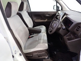 フロントシートはベンチシートで運転席と助手席の移動が楽々です。シートの高さも調整でき真ん中にはアームレストも装備されています!