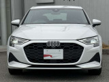 シングルフレームグリルはAudiの象徴的なデザイン要素であり、一目でAudiとわかるスタイル、大きくて迫力のある形状が車のスポーティな印象を強調しており、魅力的なデザインとなっています。