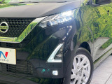 【LEDヘッドライト】悪天候や夜間走行時も良好な視界を確保し安心して運転できる高輝度LEDヘッドライトを装備!点灯速度が早く、消費電力も抑えられています。
