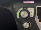 【オートエアコン】一度お好みの温度に設定すれば、車内の温度を検知し風量や温度を自動で調整。暑い&hellip;寒い&hellip;と何度もスイッチ操作をする必要はありません。快適な車内空間には必須の機能ですね♪