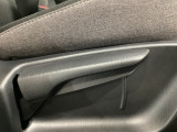 運転席にはドライバーの体型や好みに応じて前後方向だけでなく、高さの調整ができるシートリフターを装備!
